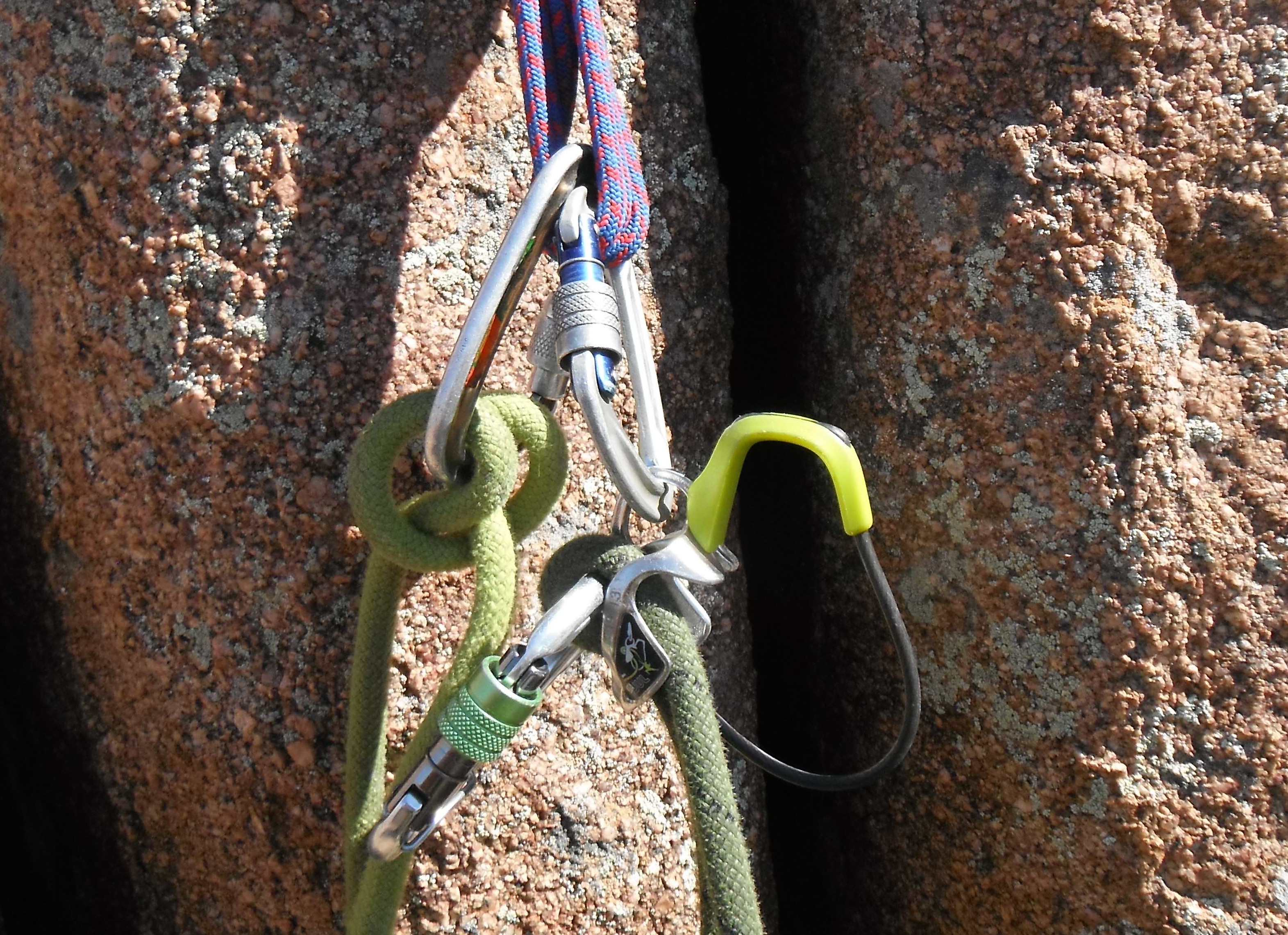 https://climbingzine.com/wp-content/uploads/2014/10/edelrid-in-action-belaying-from-top1.jpg