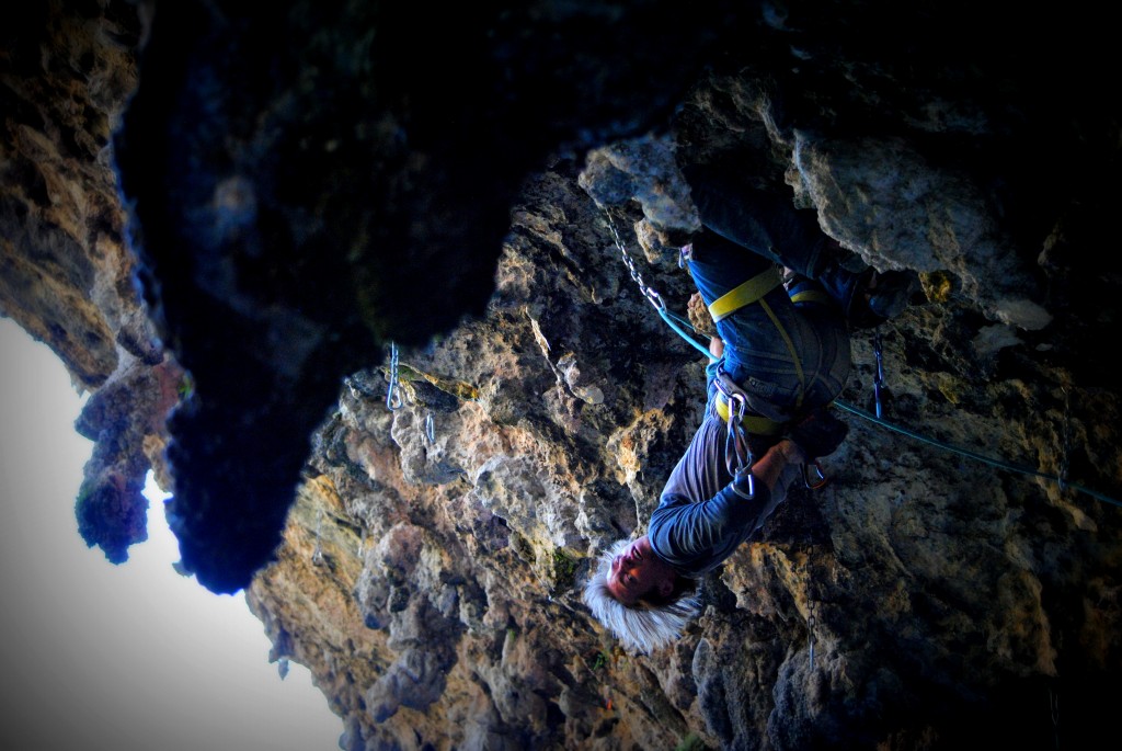 Mark Grundon climbs in the nearby Cumbia Cave, down the road from El Salto. Photo from the Mark Grundon Collection.